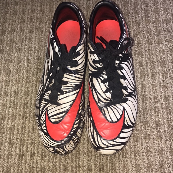 Like new Nike soccer shoes - Picture 2 of 3